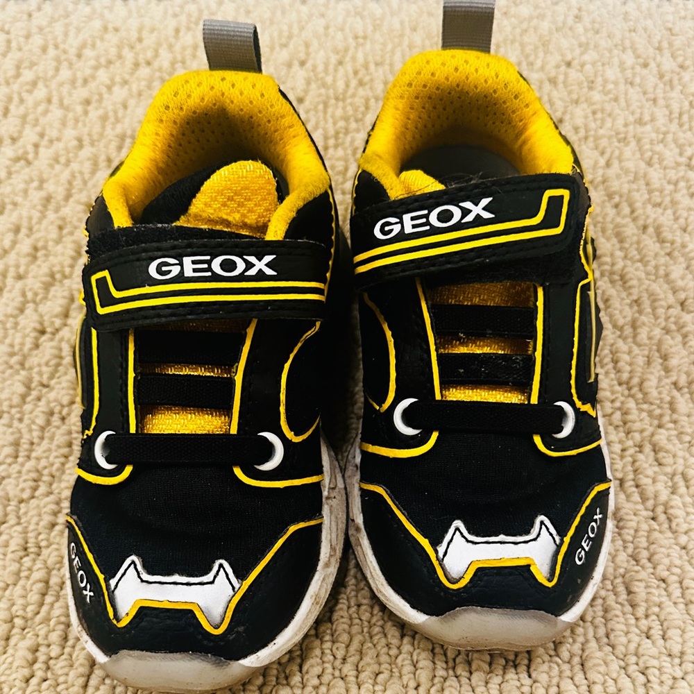 GEOX w/flash light on excellent used conditional size small boy 25